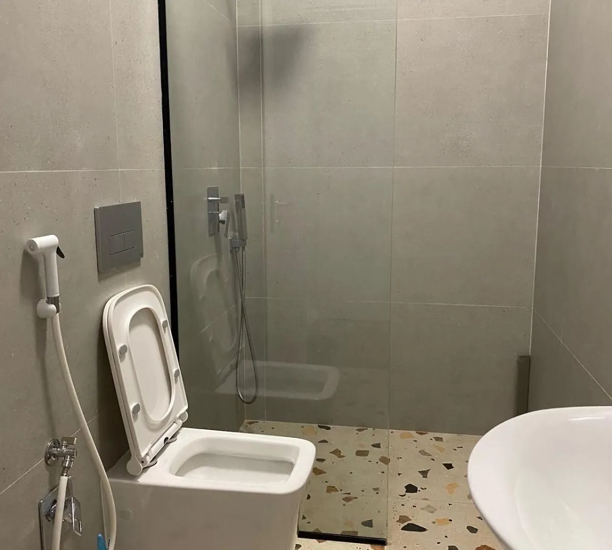 Center Studio Tirana 0*,